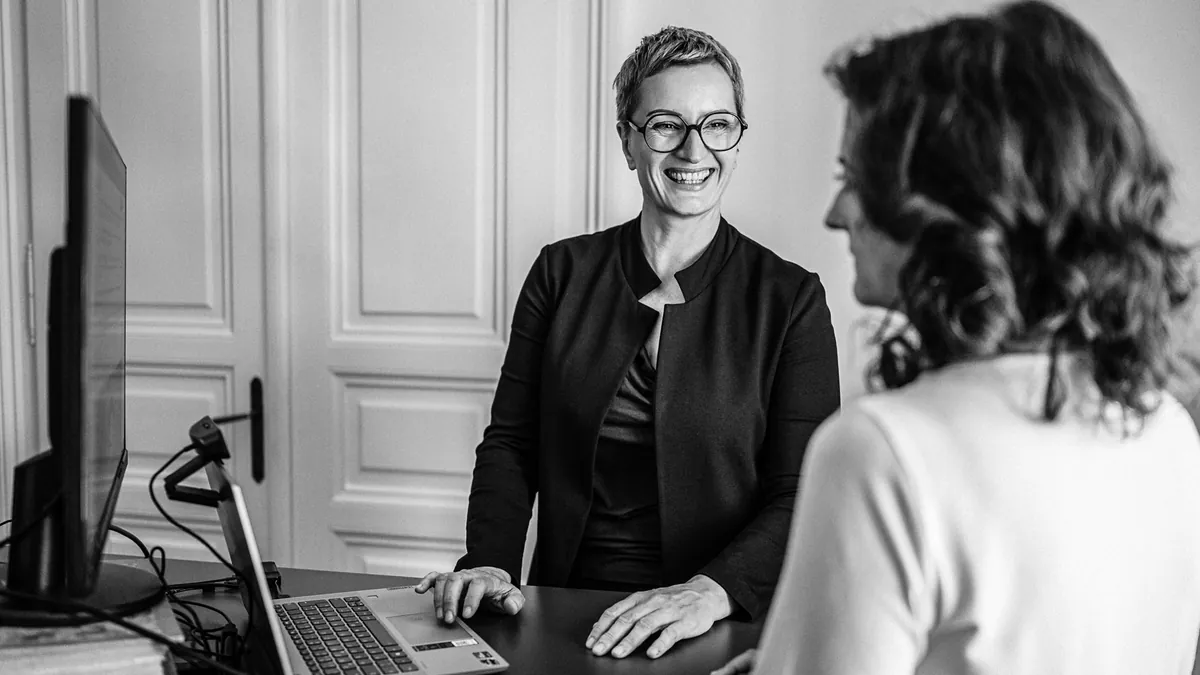 Daniela Krainčić im Gespräch mit einer Kundin am Laptop