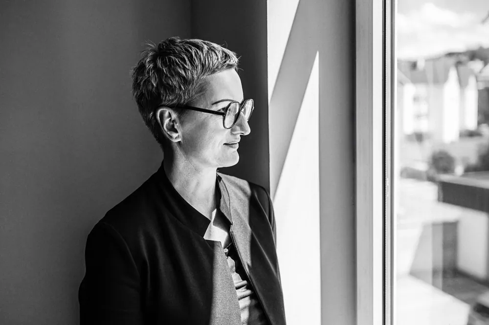Daniela Krainčić blickt nachdenklich aus dem Fenster