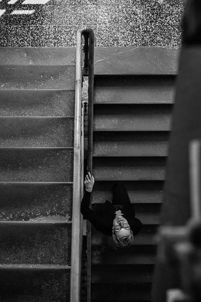 Daniela Krainčić im Treppenhaus, von oben fotografiert