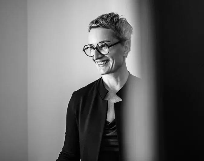 Daniela Krainčić lächelt, Porträt im Profil